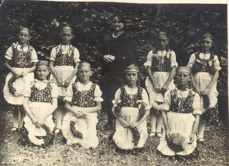 štiavnické dievčence z divadla v kaštieli