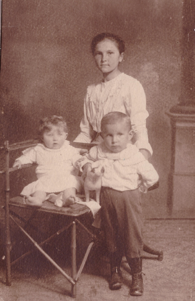 Anna Martinko Jaroš 1906-1985 s Jánom 1916  a Máriou 1918 Šimunko