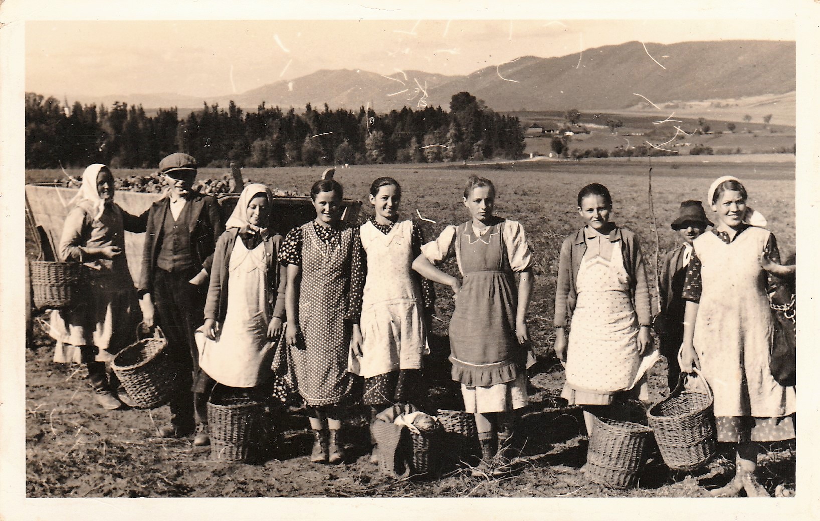 Dievčata v kaštieli zľava Mária Javorská 1908, ....., ....., Katarína Javorská 1922, Anna Martinková 1923, Mária Hud